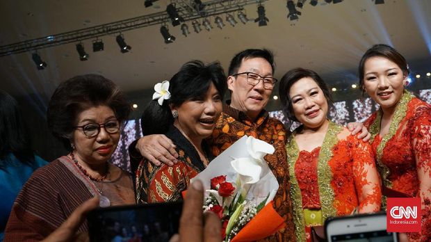 Anne Avantie (menggunakan kamboja di sanggulnya)