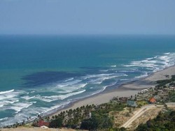 Memandang Pantai Cantik dari Atas Bukit Watugupit