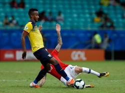 Kedua tim berduel sengit sepanjang laga. (Foto: Felipe Oliveira/Getty Images)