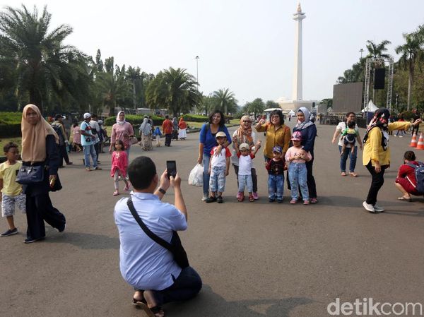 HUT DKI Jakarta Ke-492, Monas Diserbu Warga untuk Berwisata