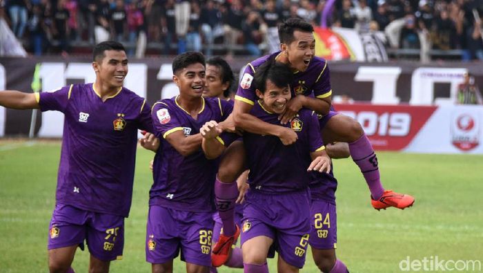 Persik Kediri menang 4-0 atas PSBS Biak di pekan pertama Liga 2 2019 Wilayah Timur, Sabtu (22/6/2019). (Foto: Andhika Dwi/detikcom) Persik Kediri menang 4-0 atas PSBS Biak di pekan pertama Liga 2 2019 Wilayah Timur, Sabtu (22/6/2019). (Foto: Andhika Dwi/detikcom)
