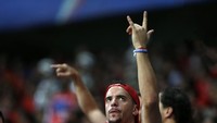 Fans Chile mulai bersorak lagi mendukung negaranya. (Foto: Felipe Oliveira/Getty Images)