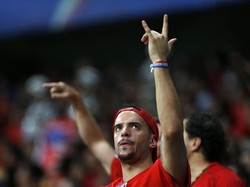 Fans Chile mulai bersorak lagi mendukung negaranya. (Foto: Felipe Oliveira/Getty Images)