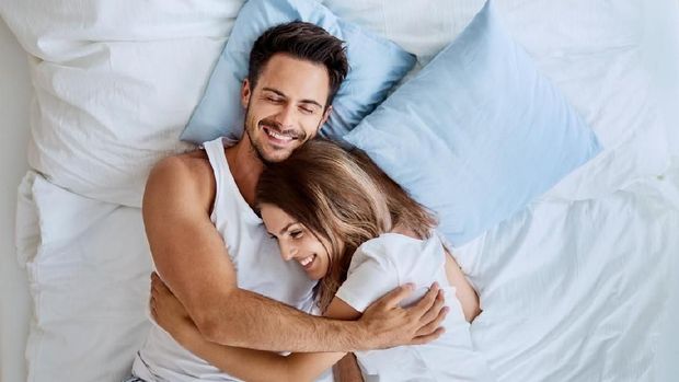 3 Posisi Seks yang Meningkatkan Peluang Hamil Anak Kembar