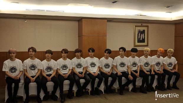 The Boyz saat menggelar konser The Castle di Indonesia