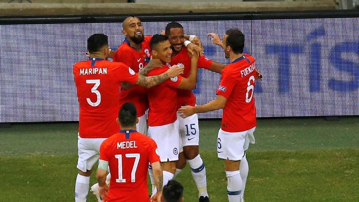 Timnas Chile merayakan gol Alexis Sanchez ke gawang Ekuador. (Foto: Luisa Gonzalez/Reuters) Timnas Chile merayakan gol Alexis Sanchez ke gawang Ekuador. (Foto: Luisa Gonzalez/Reuters)