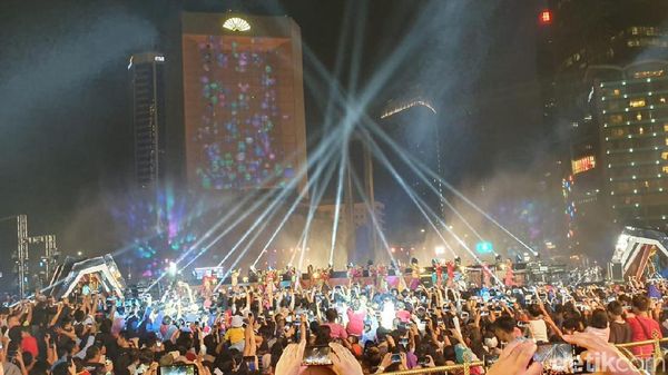 Potret Warga Berbondong-bondong Padati Bundaran HI Rayakan HUT DKI