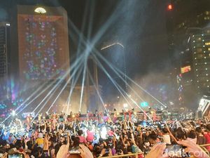 Potret Warga Berbondong-bondong Padati Bundaran HI Rayakan HUT DKI Potret Warga Berbondong-bondong Padati Bundaran HI Rayakan HUT DKI