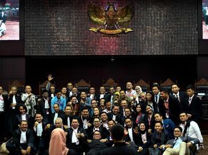 Saling Sindir 2 Kolega Profesor Pasca-Sidang MK Saling Sindir 2 Kolega Profesor Pasca-Sidang MK