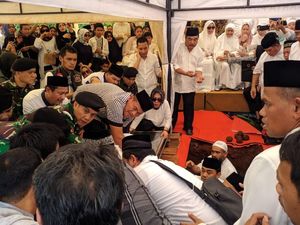 Suasana Duka Iringi Pemakaman Putra Ketua MA Hatta Ali Suasana Duka Iringi Pemakaman Putra Ketua MA Hatta Ali