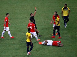 Di penghujung laga, Ekuador harus bermain dengan 10 orang menyusul kartu merah yang didapat Gabriel Achiller. (Foto: REUTERS/Luisa Gonzalez)