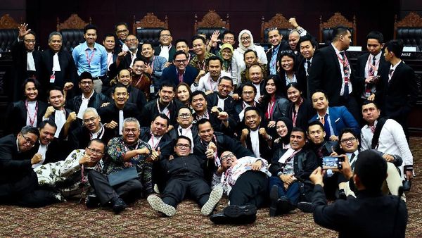 Melihat Lagi Kebersamaan Tim Jokowi-Prabowo Usai Sidang di MK