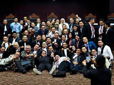 Melihat Lagi Kebersamaan Tim Jokowi-Prabowo Usai Sidang di MK