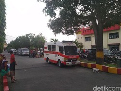Peti Jenazah dan Ambulans Disiapkan untuk Korban Kebakaran Pabrik Korek Api
