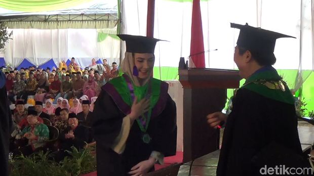 Jadi Istri & Ibu Tak Halangi Arumi Bachsin Raih Gelar S1