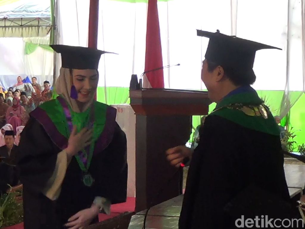 Jadi Sarjana, Arumi Bachsin Diwisuda di IAIN Tulungagung Jadi Sarjana, Arumi Bachsin Diwisuda di IAIN Tulungagung