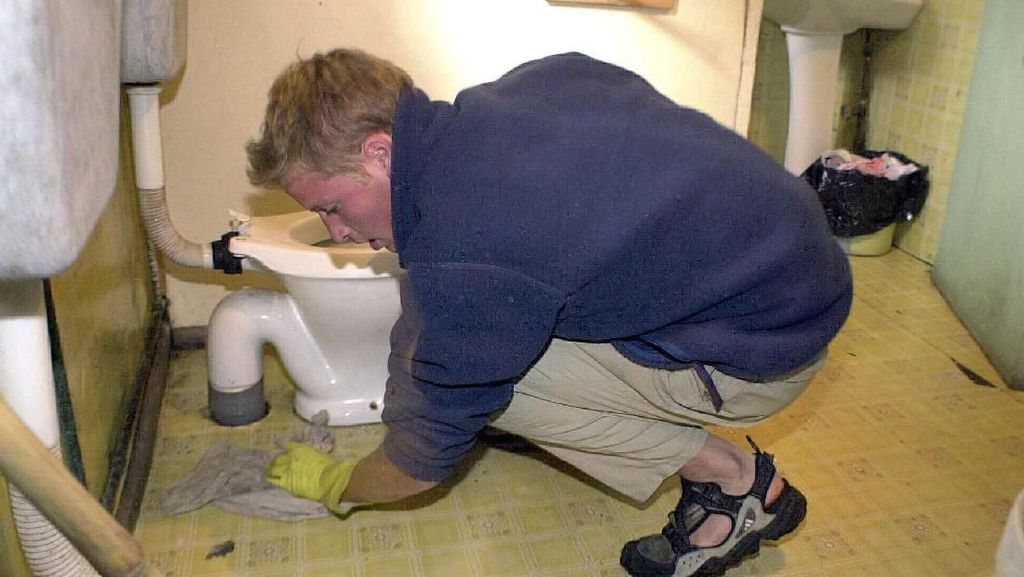 Foto: Saat Pangeran William Bersihkan WC Umum di Desa