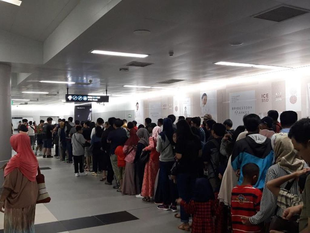 Stasiun MRT Bundaran HI Dipadati Warga Hendak ke Acara HUT DKI Stasiun MRT Bundaran HI Dipadati Warga Hendak ke Acara HUT DKI