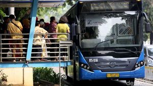 Antusias Warga Menjajal Bus Transjakarta Gratis di HUT DKI