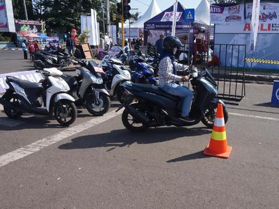 Semarak Blue Core Yamaha Motor Show di Palu