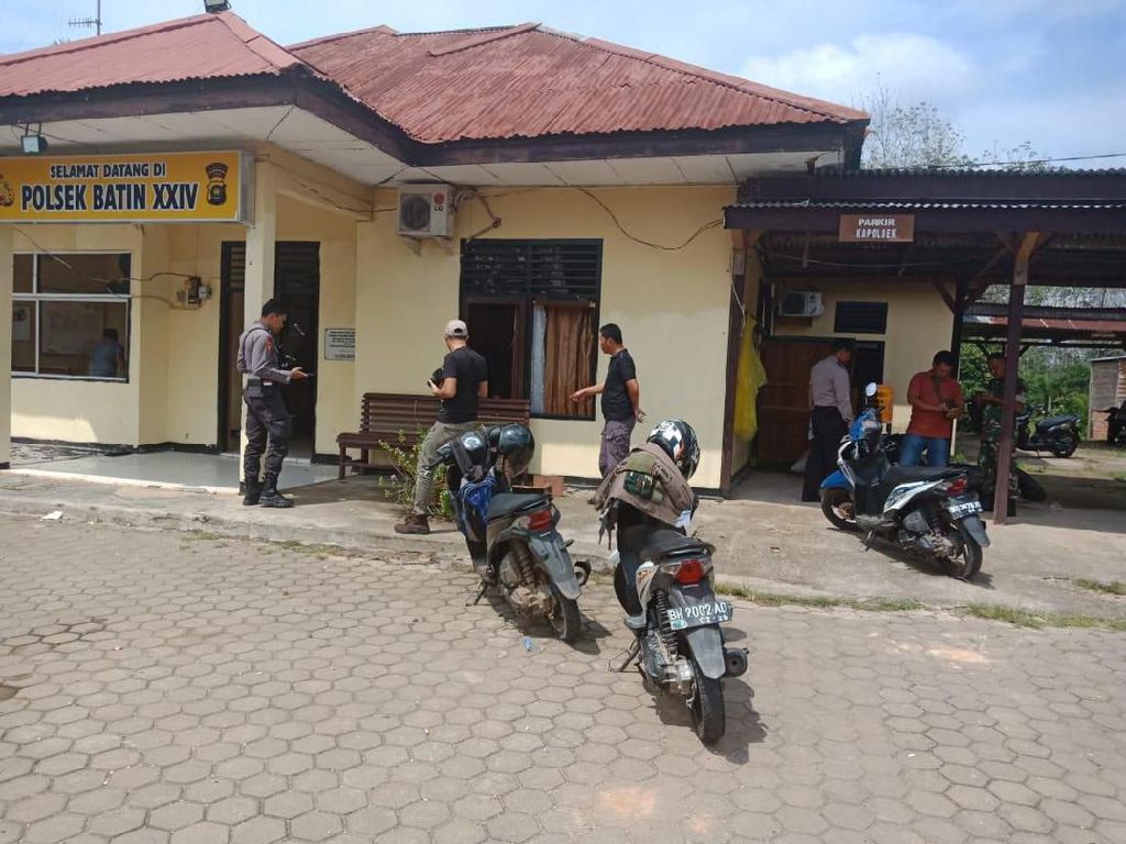 Polisi Amankan 4 Remaja yang Terlibat Penyerangan Polsek Batin XXIV Polisi Amankan 4 Remaja yang Terlibat Penyerangan Polsek Batin XXIV