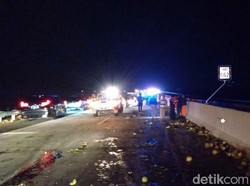 Pikap Muat Melon Terbakar Tewaskan Satu Orang di Tol Nganjuk Dievakuasi