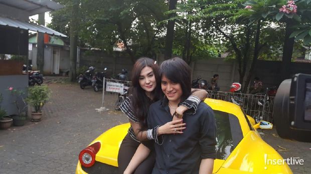 Kevin Aprilio & Vicy