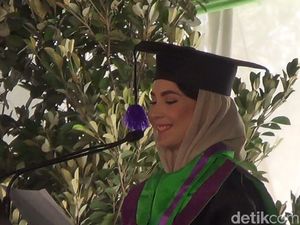 Wisuda Sarjana, Arumi Bachsin Senang Sekaligus Malu