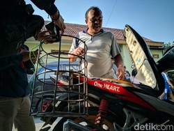 Tak Bisa Diam, Anak Dibonceng Pakai Keranjang Galon