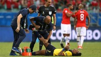 Laga berjalan cukup keras. Pemain Ekuador, Romario Ibarra, sampai harus mendapat perawatan dari tim medis di lapangan. (Foto: Edgard Garrido/REUTERS)