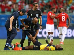 Laga berjalan cukup keras. Pemain Ekuador, Romario Ibarra, sampai harus mendapat perawatan dari tim medis di lapangan. (Foto: Edgard Garrido/REUTERS)