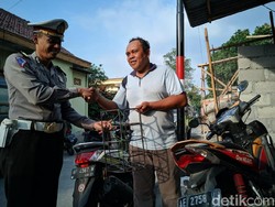 Didatangi Polisi, Ini yang Dilakukan Ortu Bonceng Anak di Samping Bodi Motor