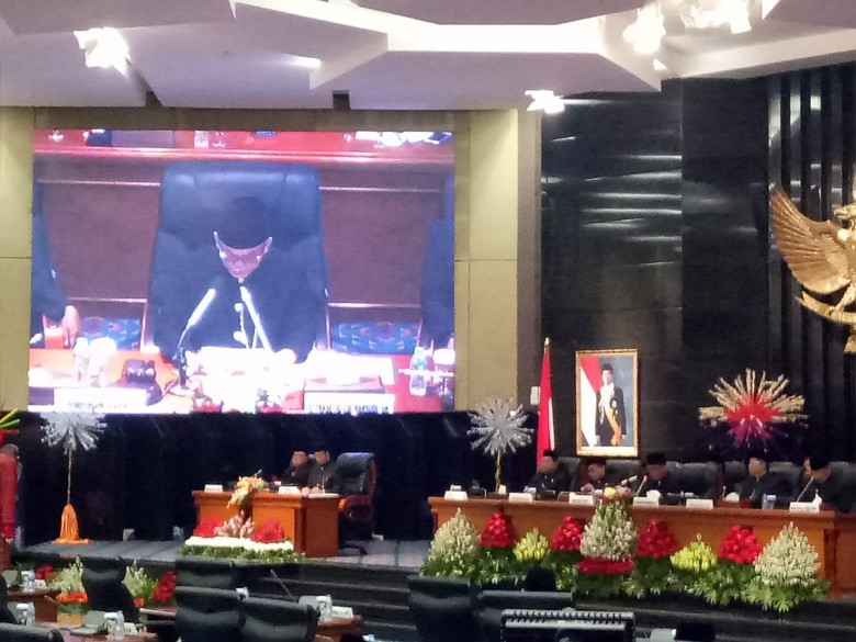 Anies Pamer Capaian di Paripurna HUT DKI: WTP-Penghargaan Bidang Kesehatan