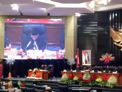 Anies Pamer Capaian di Paripurna HUT DKI: WTP-Penghargaan Bidang Kesehatan