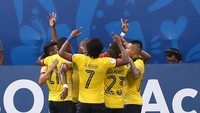 Ekuador membalas di menit ke-26. Enner Valencia memaksakan skor menjadi 1-1 hingga jeda. Pemain Ekuador pun merayakan gol yang dicetak Valencia. (Foto: Edgard Garrido/REUTERS)