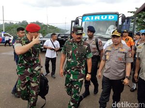 Panglima TNI dan Kapolri Kunjungi Korban Banjir di Konawe Utara Panglima TNI dan Kapolri Kunjungi Korban Banjir di Konawe Utara
