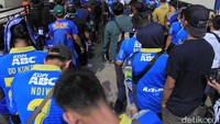 Satu per satu para pendukung mulai  memasuki stadion.