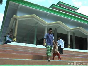 Selain Rumah, Ulat Bulu Juga Serbu Masjid dan Sekolah di Pasuruan Selain Rumah, Ulat Bulu Juga Serbu Masjid dan Sekolah di Pasuruan
