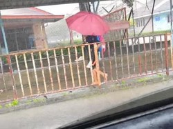 Video Viral Siswa Gendong Teman Autisnya saat Hujan yang Menyejukkan Hati