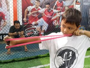 Bocah Usia 7 Tahun Ikut Kompetisi Katapel di Bandung Bocah Usia 7 Tahun Ikut Kompetisi Katapel di Bandung