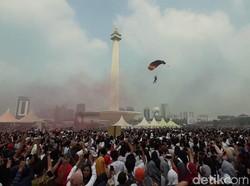 Atraksi Terjun Payung Ramaikan Festival Damai di Monas