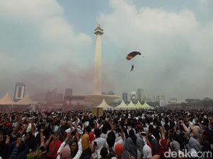 Atraksi Terjun Payung Meriahkan Festival Damai di Monas Atraksi Terjun Payung Meriahkan Festival Damai di Monas