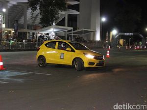 Meliuk-liuk dengan Honda Brio di Senayan Meliuk-liuk dengan Honda Brio di Senayan