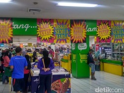 Giant Tebar Diskon Sebelum Tutup, Warga Semringah