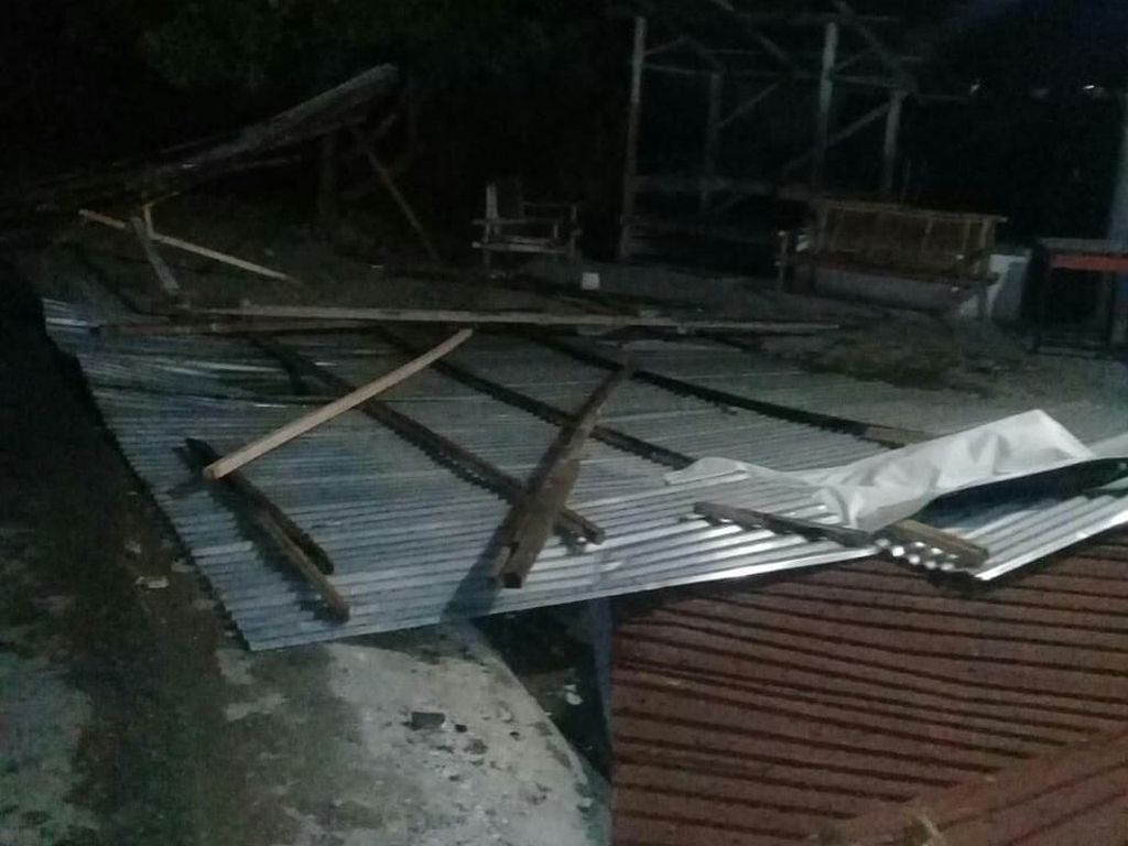 Dihantam Angin Kencang, 18 Rumah dan 6 Ruko di Bireun Aceh Rusak Dihantam Angin Kencang, 18 Rumah dan 6 Ruko di Bireun Aceh Rusak