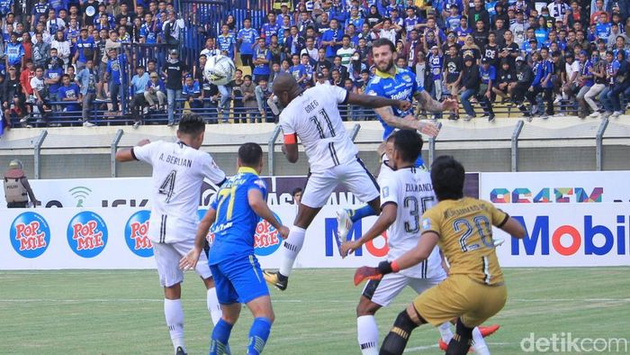 Persib Bandung berimbang kontra Madura United. (Foto: Wisma Putra) Persib Bandung berimbang kontra Madura United. (Foto: Wisma Putra)
