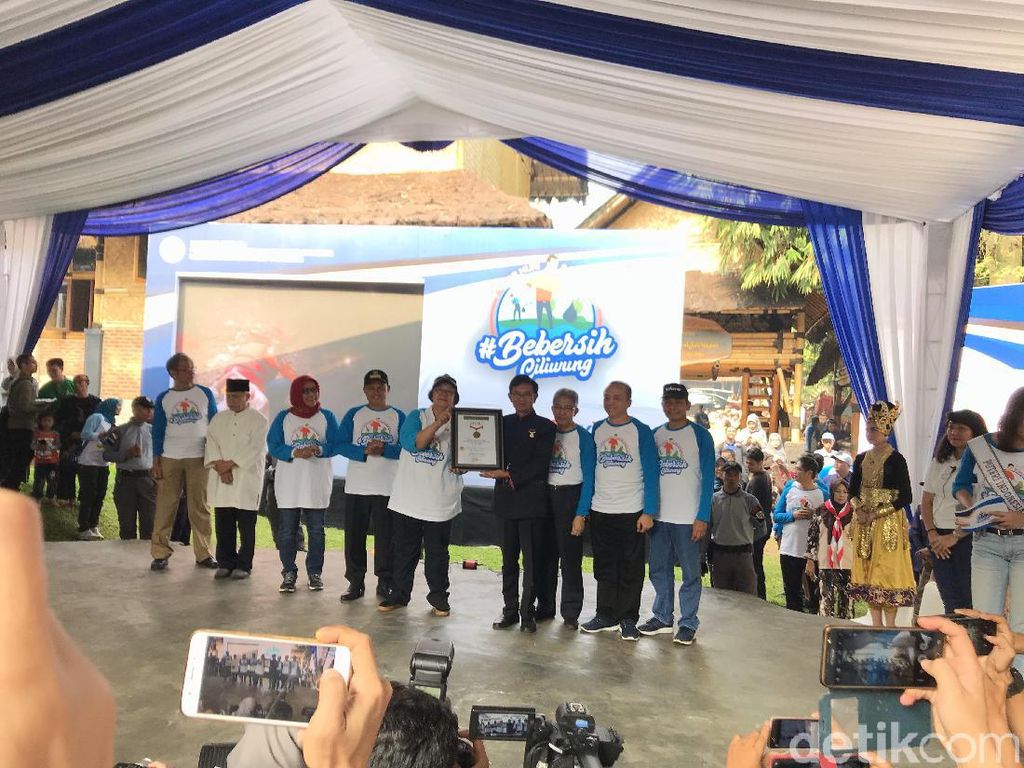 Diikuti 8.000 Orang, Bersih-bersih Ciliwung Catatkan Rekor Muri Diikuti 8.000 Orang, Bersih-bersih Ciliwung Catatkan Rekor Muri
