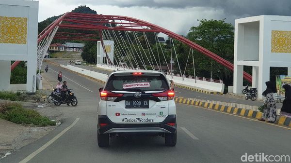 Melibas Aspal Perbatasan RI-Malaysia yang Mulus
