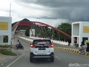 Melibas Aspal Perbatasan RI-Malaysia yang Mulus