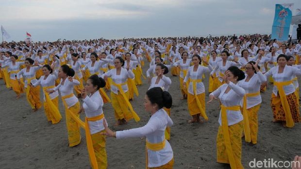  Akhir pekan ini Kabupaten Tabanan di Bali menyelenggarakan Festival Yeh Gangga Kuliner Ikan di Bambu 50 Meter!